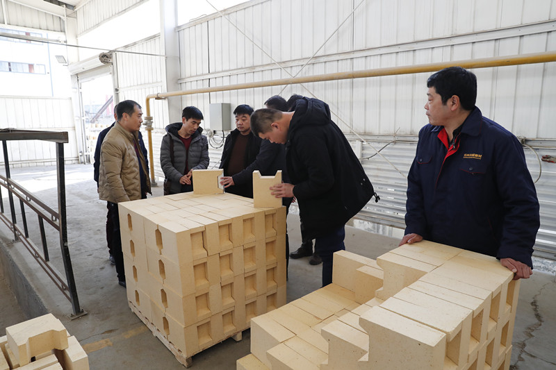 山西晉中鋁業(yè)客戶蒞臨鄭州科威耐材參觀